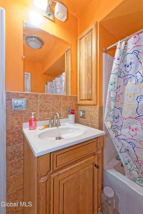 Bath - 159 Lorraine Ave, Schenectady, NY 12304 photo 2 of 3