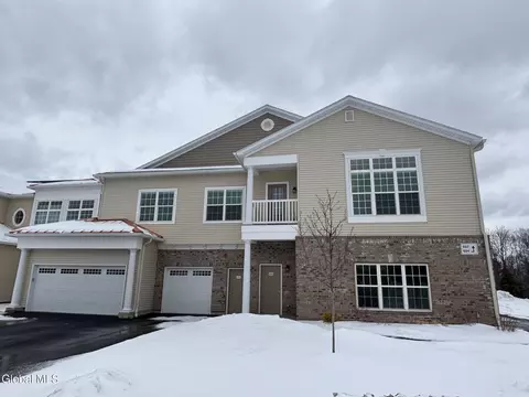 608 Vly Pointe Dr, Niskayuna, NY 12309
