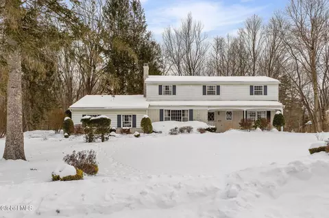 4 Willowbrook Ln, Ballston Lake, NY 12019