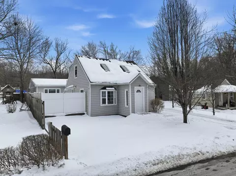 22 Schaffer Dr, Cohoes, NY 12047