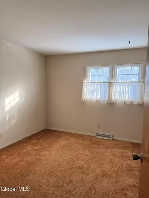 Bedroom - 4 Oaktree Ln, Niskayuna, NY 12309 photo 2 of 4