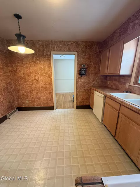 Kitchen - 4 Oaktree Ln, Niskayuna, NY 12309 photo 1 of 2