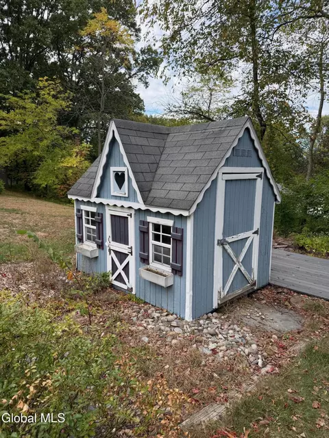 Exterior - 4 Oaktree Ln, Niskayuna, NY 12309 photo 2 of 4