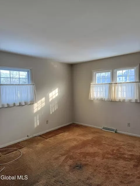 Bedroom - 4 Oaktree Ln, Niskayuna, NY 12309 photo 4 of 4
