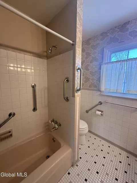 Bath - 4 Oaktree Ln, Niskayuna, NY 12309 photo 3 of 3