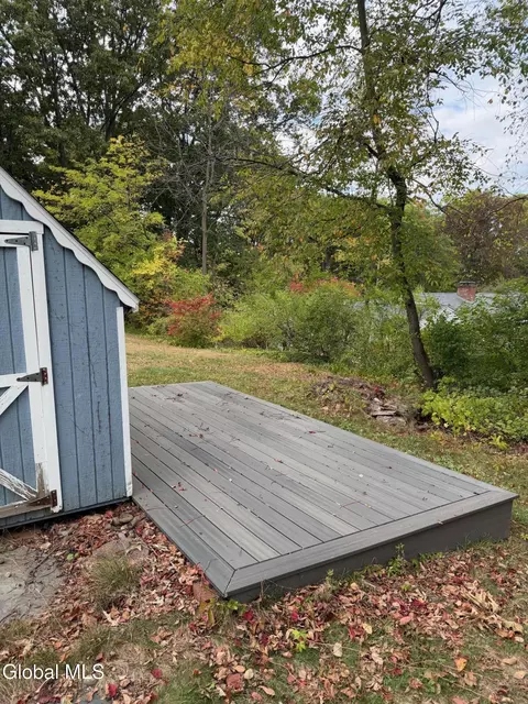 Exterior - 4 Oaktree Ln, Niskayuna, NY 12309 photo 3 of 4