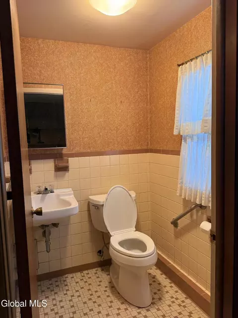 Bath - 4 Oaktree Ln, Niskayuna, NY 12309 photo 1 of 3