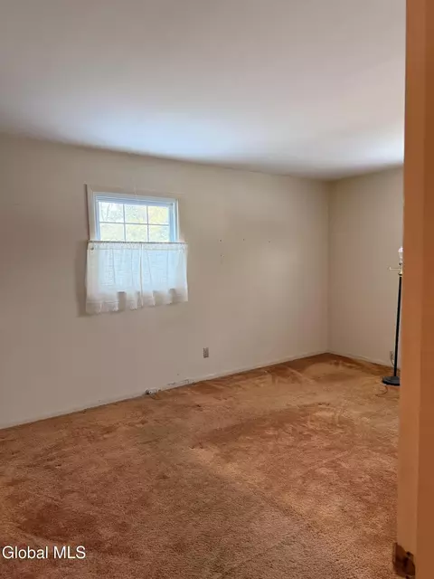Bedroom - 4 Oaktree Ln, Niskayuna, NY 12309 photo 3 of 4