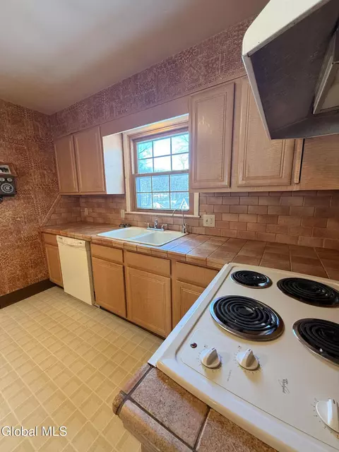 Kitchen - 4 Oaktree Ln, Niskayuna, NY 12309 photo 2 of 2