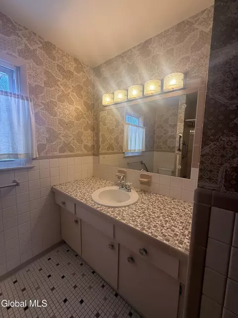 Bath - 4 Oaktree Ln, Niskayuna, NY 12309 photo 2 of 3