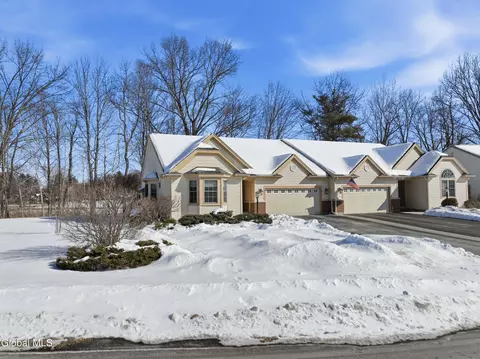 17 Camden Cir, Delmar, NY 12054