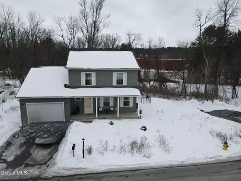 6 Feeder Bnd, Glens Falls, NY 12801