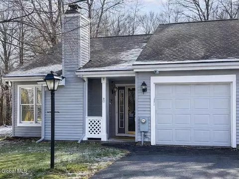 8 Schuyler Ct, Halfmoon, NY 12065