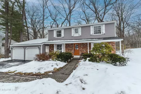 17 Canterbury Rd, Clifton Park, NY 12065