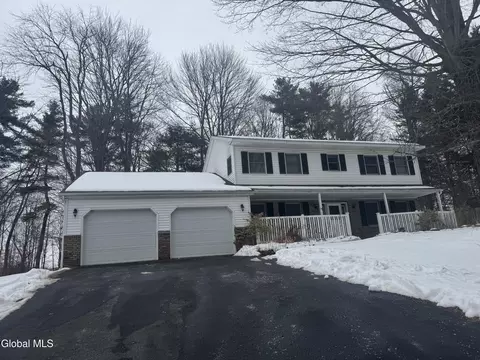 11 Huntington Pkwy, Ballston Lake, NY 12019