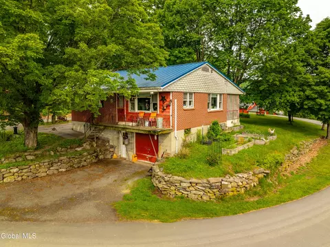 62 Tybush Ln, Troy, NY 12180