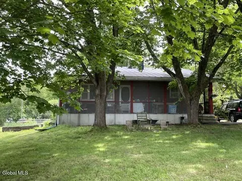 62 Tybush Ln, Troy, NY 12180