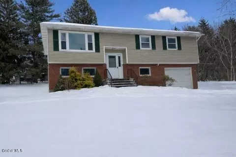 23 Meadowlark Dr, Latham, NY 12110
