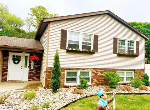 6 Stuyvesant Ct, Ballston Spa, NY 12020