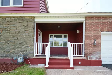 135 Freemans Bridge Rd, Glenville, NY 12302