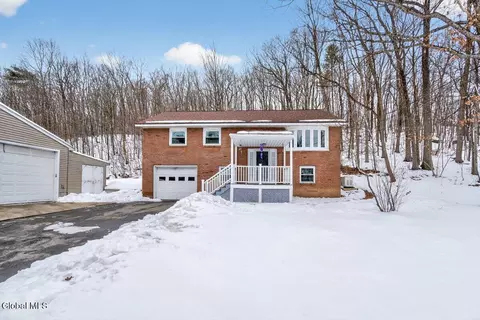 31 Daniels Rd, Saratoga Springs, NY 12866
