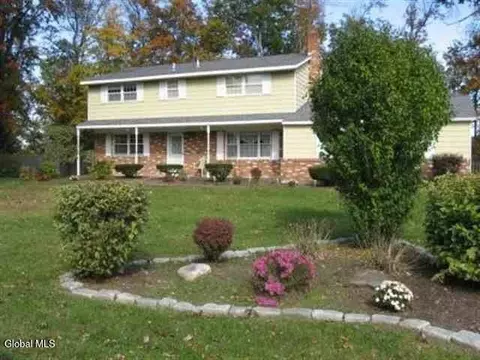 11 Sugar Plum Rdg, Clifton Park, NY 12065