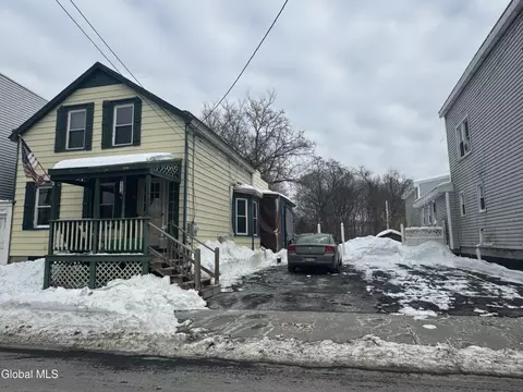 1484 3rd St, Rensselaer, NY 12144