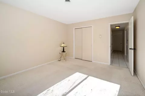 Bedroom - 40 Olympian Dr, Slingerlands, NY 12159 photo 4 of 4