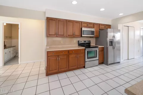 Kitchen - 40 Olympian Dr, Slingerlands, NY 12159 photo 4 of 5