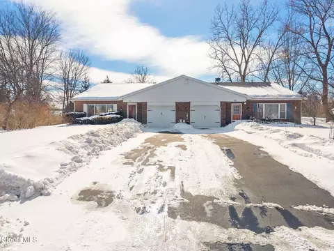 40 Olympian Dr, Slingerlands, NY 12159