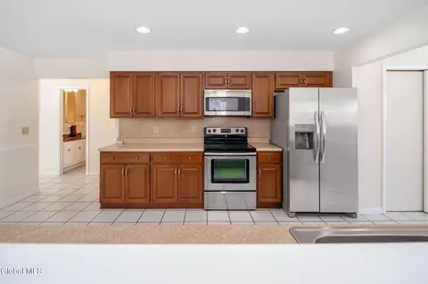 Kitchen - 40 Olympian Dr, Slingerlands, NY 12159 photo 3 of 5