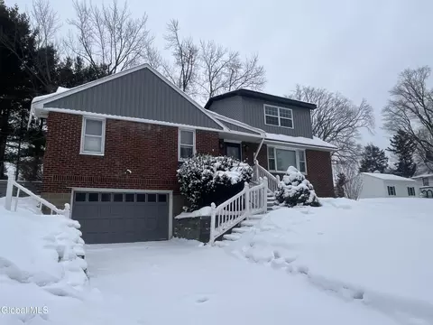 4 Sitzmark Ln, Rensselaer, NY 12144