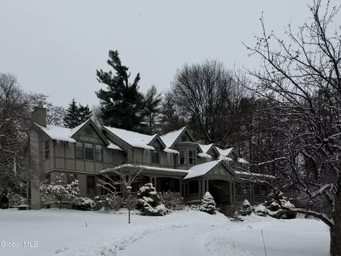 402 Loudon Rd, Loudonville, NY 12211