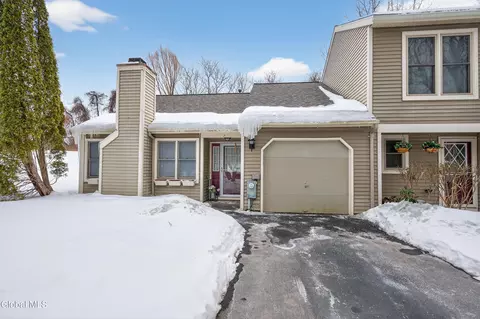 7 Cromwell Dr, Halfmoon, NY 12065