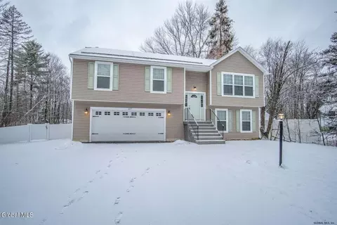 647 Pearse Rd, Niskayuna, NY 12309