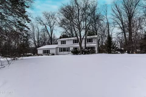 9 Tamarack Ln, Clifton Park, NY 12065
