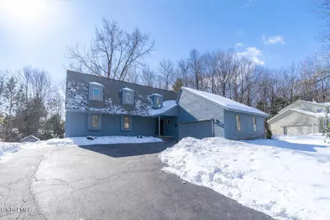 21 Orchard Park Dr, Clifton Park, NY 12065