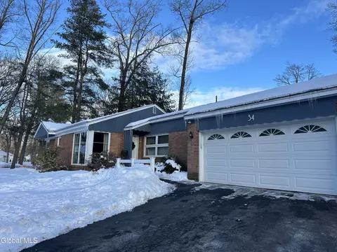 34 Saratoga Dr, Glenville, NY 12302