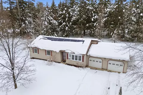 17 Echo Ln, Warrensburg, NY 12885