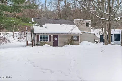 147 Beach Rd, Halfmoon, NY 12065