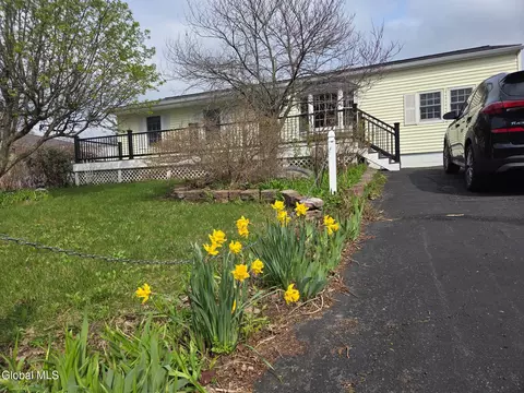 31 Amelia Dr, Niskayuna, NY 12309