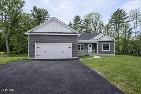 6 Wolfe Rd, Queensbury, NY 12804