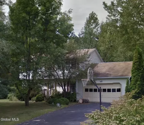 11 Abbey Ct, Clifton Park, NY 12065