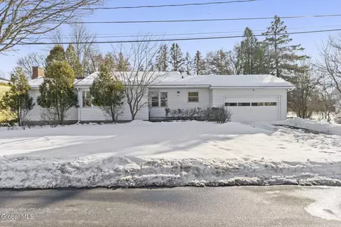31 Magee Dr, Glenmont, NY 12077