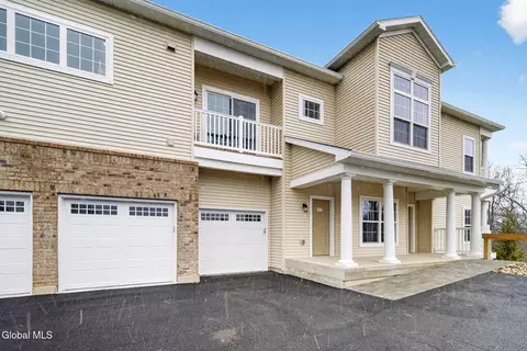 607 Vly Pointe Dr, Niskayuna, NY 12309