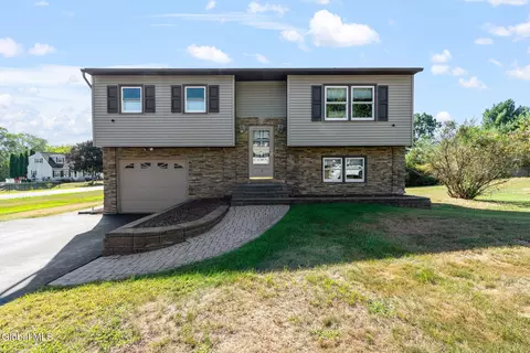 17 New Bridge Dr, Stillwater, NY 12170