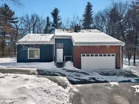 72 Cole Ln, Troy, NY 12180