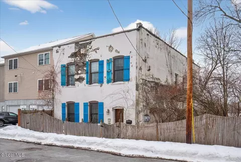 32 Front St, Waterford, NY 12188