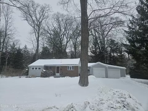 65 Woodside Dr, Glenville, NY 12302