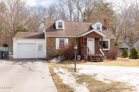 19 Willow Ln, Glenville, NY 12302